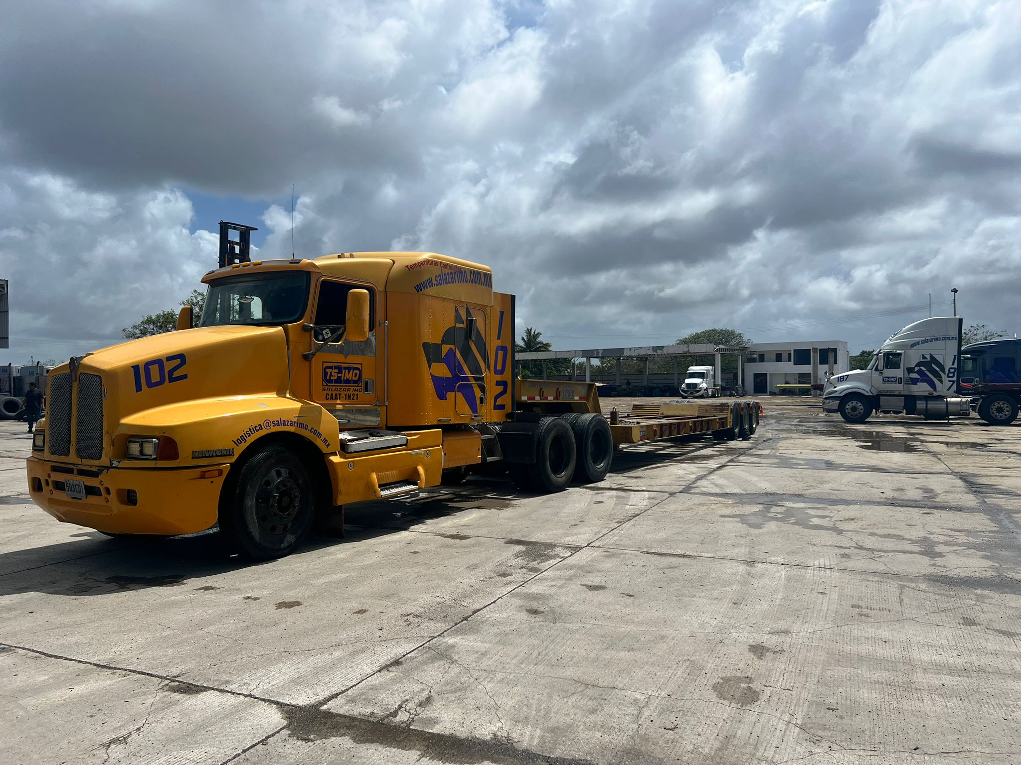 Lowboy transportando maquinaria sobredimensionada